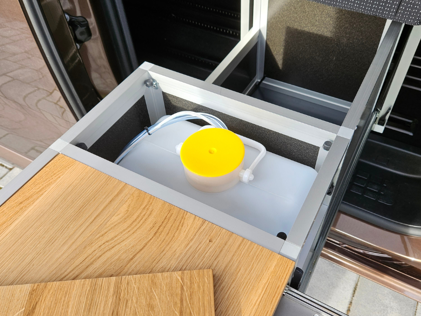 2 vysunutá boční dveře kanystr_2